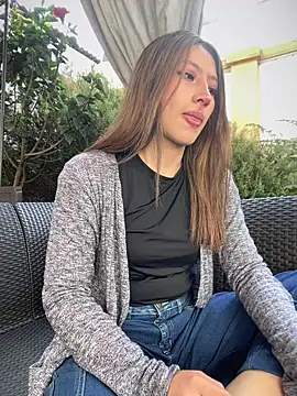 KloePink  online show from 12.17.25