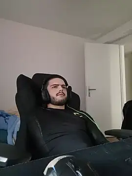 Snapshot of EyesNeverLies chatting on 10.31.25 EyesNeverLies online show from 10.31.25