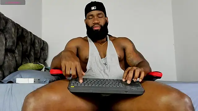 Snapshot of james_musclebbc chatting on 04.16.26 james musclebbc online show from 04.16.26