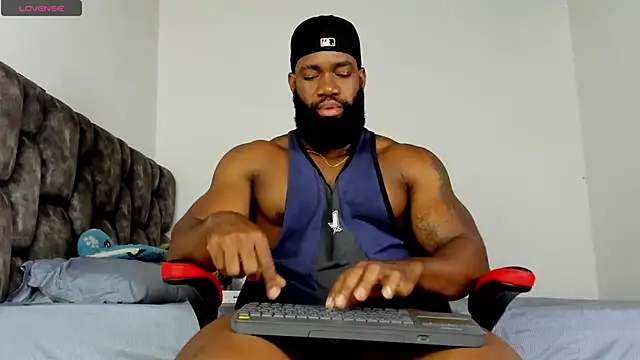 Snapshot of james_musclebbc chatting on 04.21.26 james musclebbc online show from 04.21.26