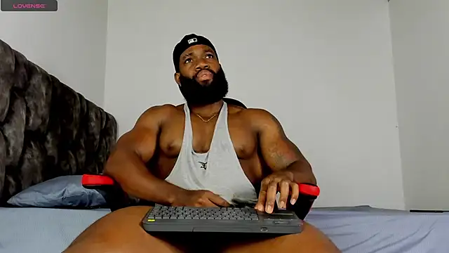 Snapshot of james_musclebbc chatting on 05.07.26 james musclebbc online show from 05.07.26