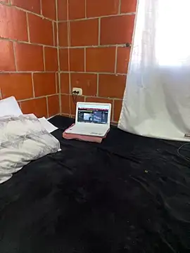 Snapshot of Emma__cumlovee chatting on 10.24.25 Emma cumlovee online show from 10.24.25