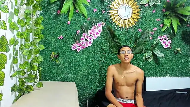 Snapshot of MielAndLeo chatting on 09.19.25 MielAndLeo online show from 09.19.25