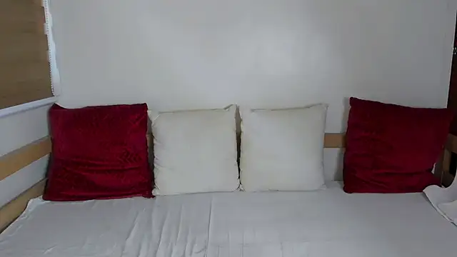 Snapshot of IslandBeauty chatting on 09.27.25 IslandBeauty online show from 09.27.25