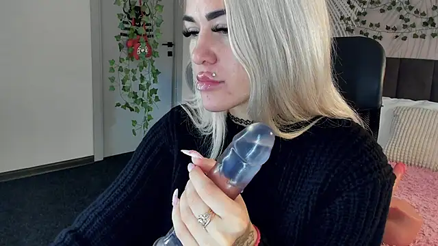 Kira Key online show from 11.10.25