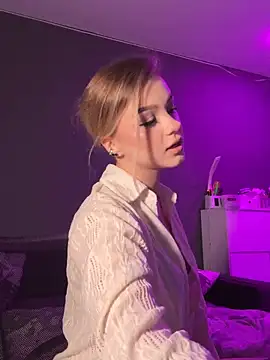 Snapshot of VelvetRush_ chatting on 10.10.25 VelvetRush online show from 10.10.25