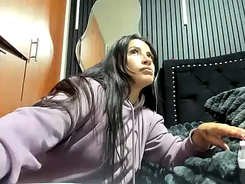 scarletr red online show from 10.21.25