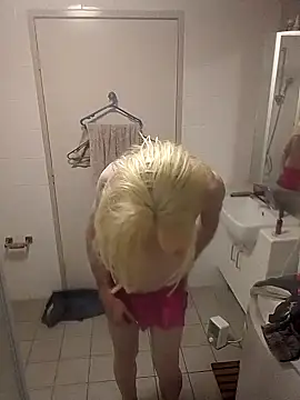 Snapshot of rivocumslut chatting on 10.04.25 rivocumslut online show from 10.04.25