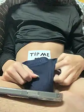 Snapshot of themloncuaem chatting on 10.31.25 themloncuaem online show from 10.31.25