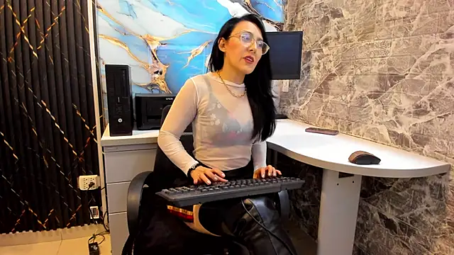 Snapshot of Scarlett_14_ chatting on 09.18.25 Scarlett 14  online show from 09.18.25