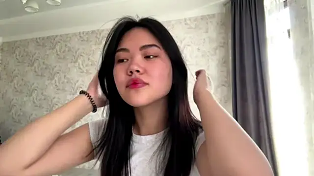 Snapshot of MIMIMary chatting on 10.16.25 MIMIMary online show from 10.16.25