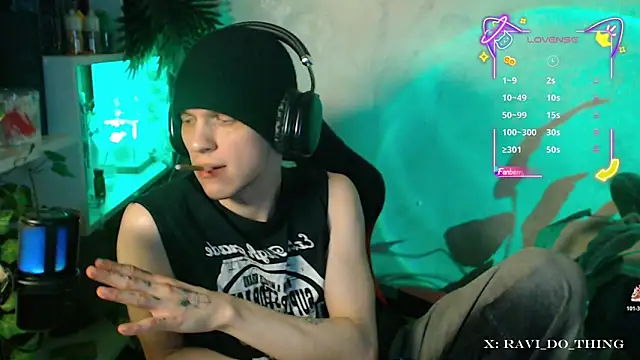 Snapshot of frozen_boy chatting on 10.29.25 frozen boy online show from 10.29.25