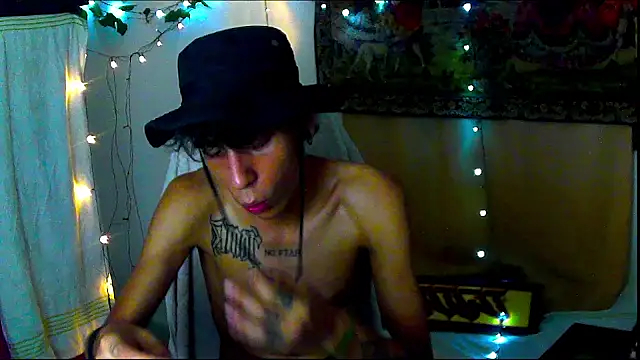 Snapshot of Crxxxsh chatting on 09.18.25 Crxxxsh online show from 09.18.25