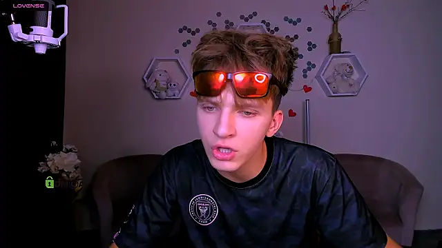 travis wolf  online show from 09.22.25