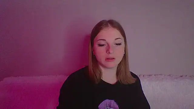 Snapshot of Star_Girlish chatting on 10.25.25 Star Girlish online show from 10.25.25