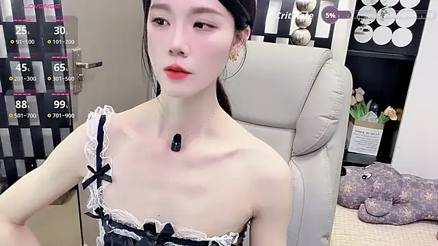 Snapshot of Yueyue-MM chatting on 04.28.26 Yueyue-MM online show from 04.28.26