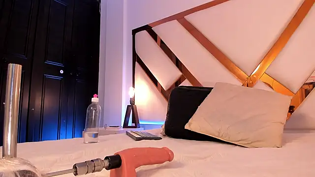 Niicolle Evanss online show from 03.18.26