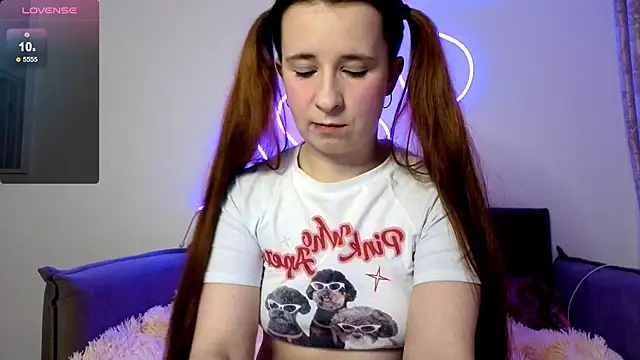 Snapshot of _Linett_ chatting on 11.03.25 Linett online show from 11.03.25