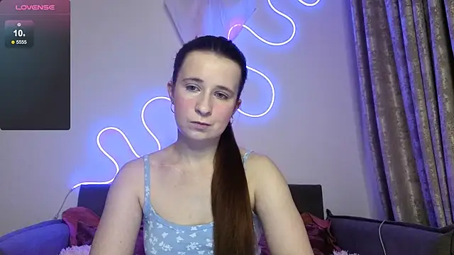 Snapshot of _Linett_ chatting on 11.05.25 Linett online show from 11.05.25