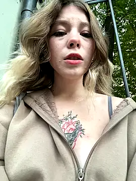 Snapshot of Mimiumuy chatting on 09.18.25 Mimiumuy online show from 09.18.25