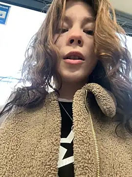 Snapshot of Mimiumuy chatting on 10.18.25 Mimiumuy online show from 10.18.25