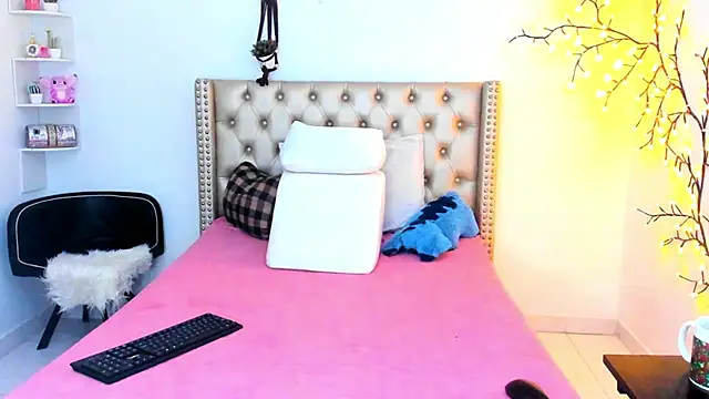 LenaStylesOA online show from 11.27.25