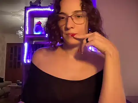 Snapshot of Tomiriss chatting on 09.16.25 Tomiriss online show from 09.16.25