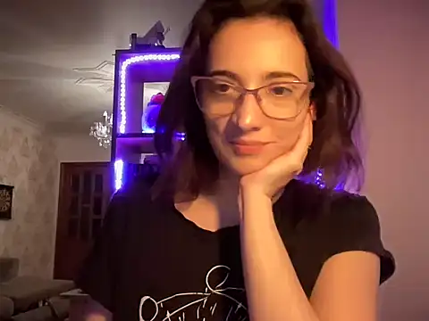 Snapshot of Tomiriss chatting on 09.20.25 Tomiriss online show from 09.20.25