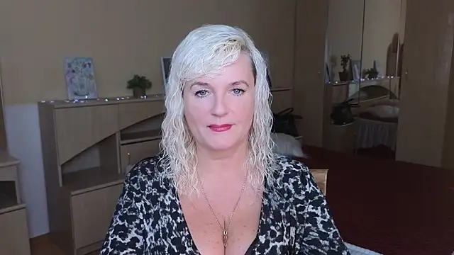 Snapshot of Vina_Vision chatting on 10.06.25 Vina Vision online show from 10.06.25