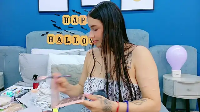 Ashley Evans22 online show from 10.18.25