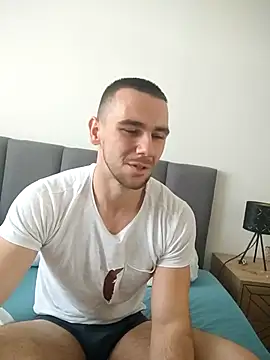 Snapshot of BrokenToPieces chatting on 09.19.25 BrokenToPieces online show from 09.19.25