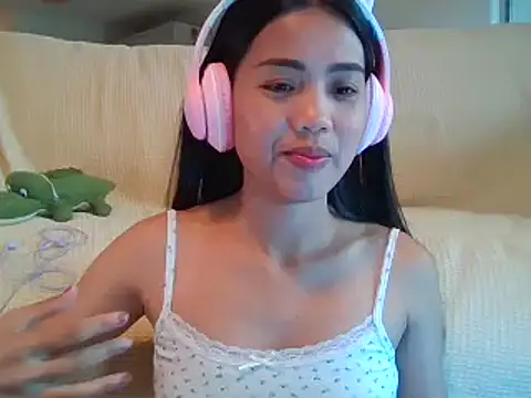 Snapshot of AnnewithanE chatting on 09.13.25 AnnewithanE online show from 09.13.25