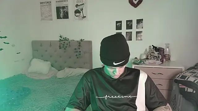 Snapshot of 2cyboy_ chatting on 09.08.25 2cyboy online show from 09.08.25