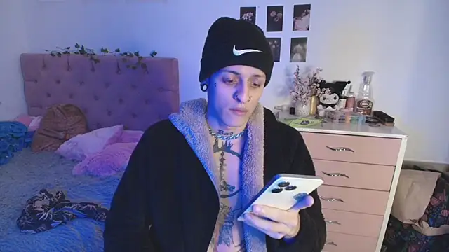 Snapshot of 2cyboy_ chatting on 10.11.25 2cyboy online show from 10.11.25