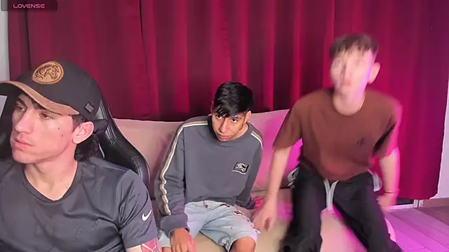 Snapshot of Handsomeboyss19 chatting on 10.03.25 Handsomeboyss19 online show from 10.03.25