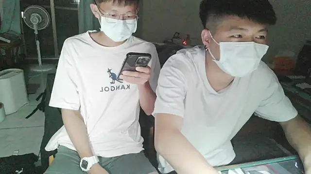 Snapshot of zhu000000 chatting on 04.10.26 zhu000000 online show from 04.10.26