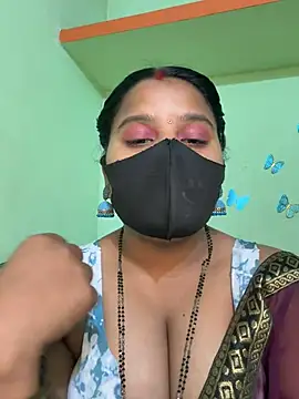 Snapshot of Shneeha_le chatting on 04.19.26 Shneeha le online show from 04.19.26