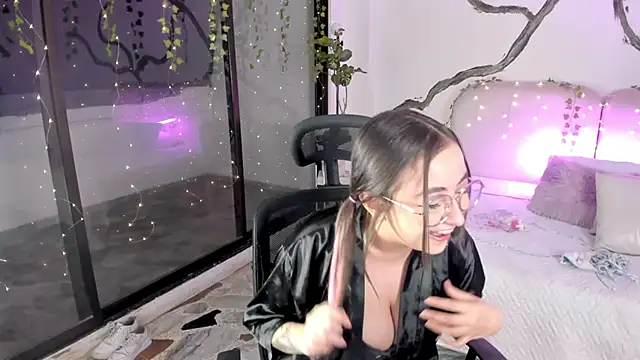 SarahCastro1  online show from 11.06.25