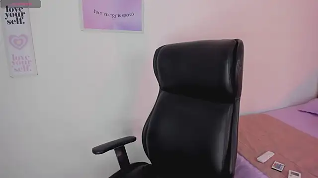 AnniEsstone online show from 04.15.26