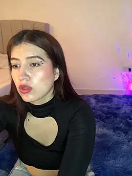 Snapshot of BrunnetAri_ chatting on 10.10.25 BrunnetAri online show from 10.10.25