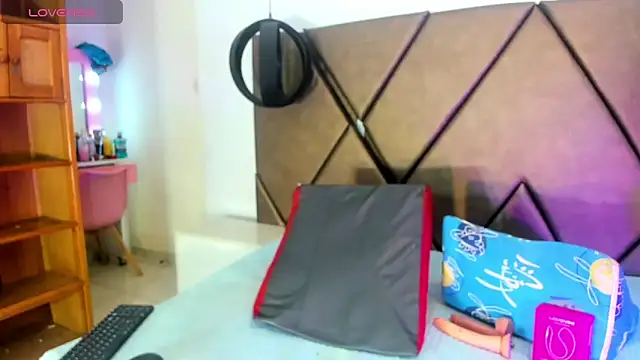 PenelopeGuzman   online show from 04.16.26