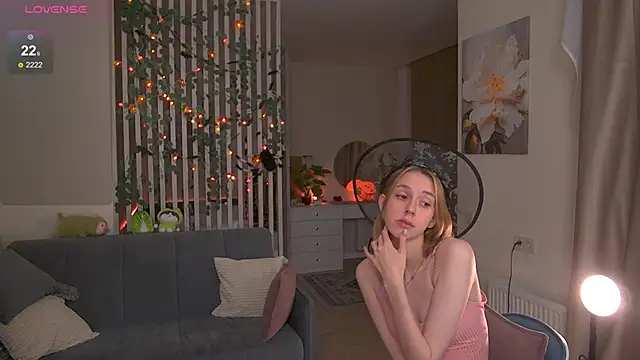 Snapshot of sofiapurex chatting on 10.23.25 sofiapurex online show from 10.23.25