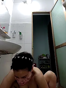 Snapshot of simsim-00 chatting on 04.14.26 simsim-00 online show from 04.14.26