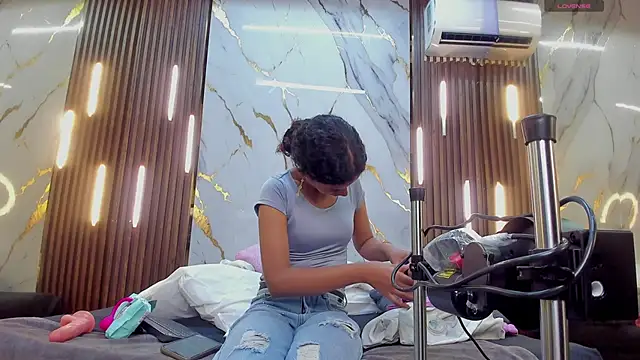 VictoriaDuart online show from 12.14.25