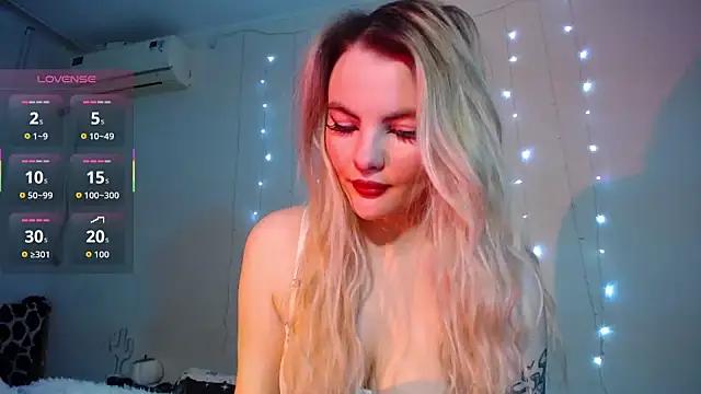 Snapshot of Wicked_cookie chatting on 11.10.25 Wicked cookie online show from 11.10.25