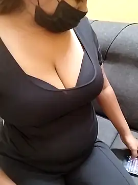 Snapshot of HAANNIAA chatting on 09.21.25 HAANNIAA online show from 09.21.25