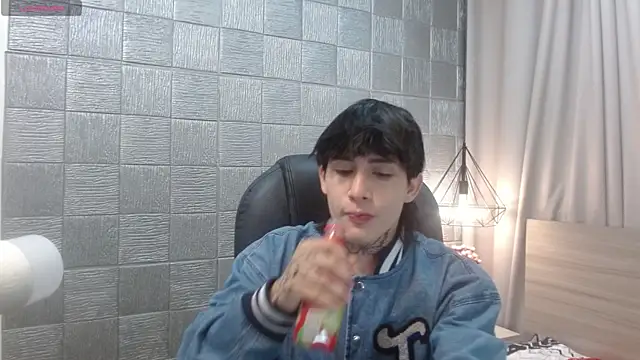 Iantwink18 online show from 11.25.25