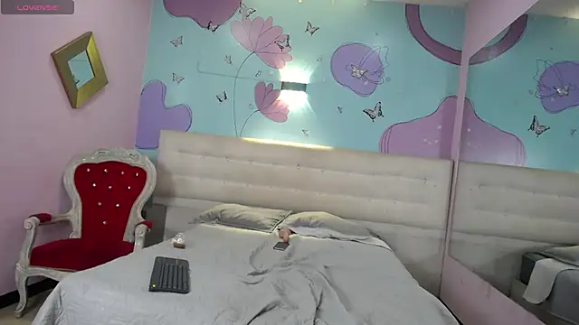 caroliine fox   online show from 09.21.25