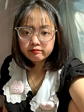 Snapshot of July-y chatting on 09.19.25 July-y online show from 09.19.25