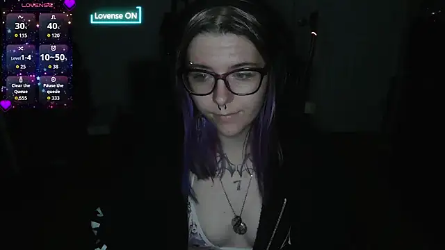 Snapshot of x3raven chatting on 09.09.25 x3raven online show from 09.09.25